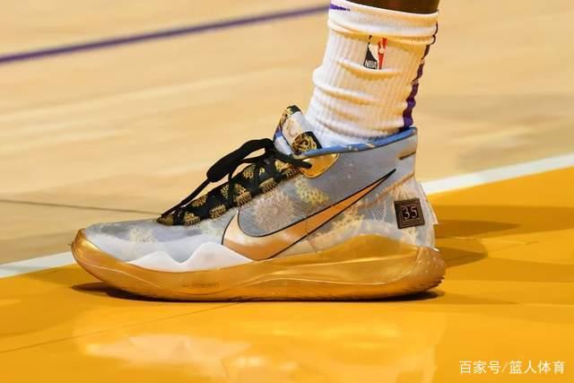 伊布社交媒体秀冠军数量 15个赛季拿13个联赛冠军